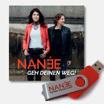 Die Songs der Debut-CD von NANÉE – „Geh Deinen Weg!“ aus 2019 auf einem praktischen USB-Stick, Foto: Elena Zaucke